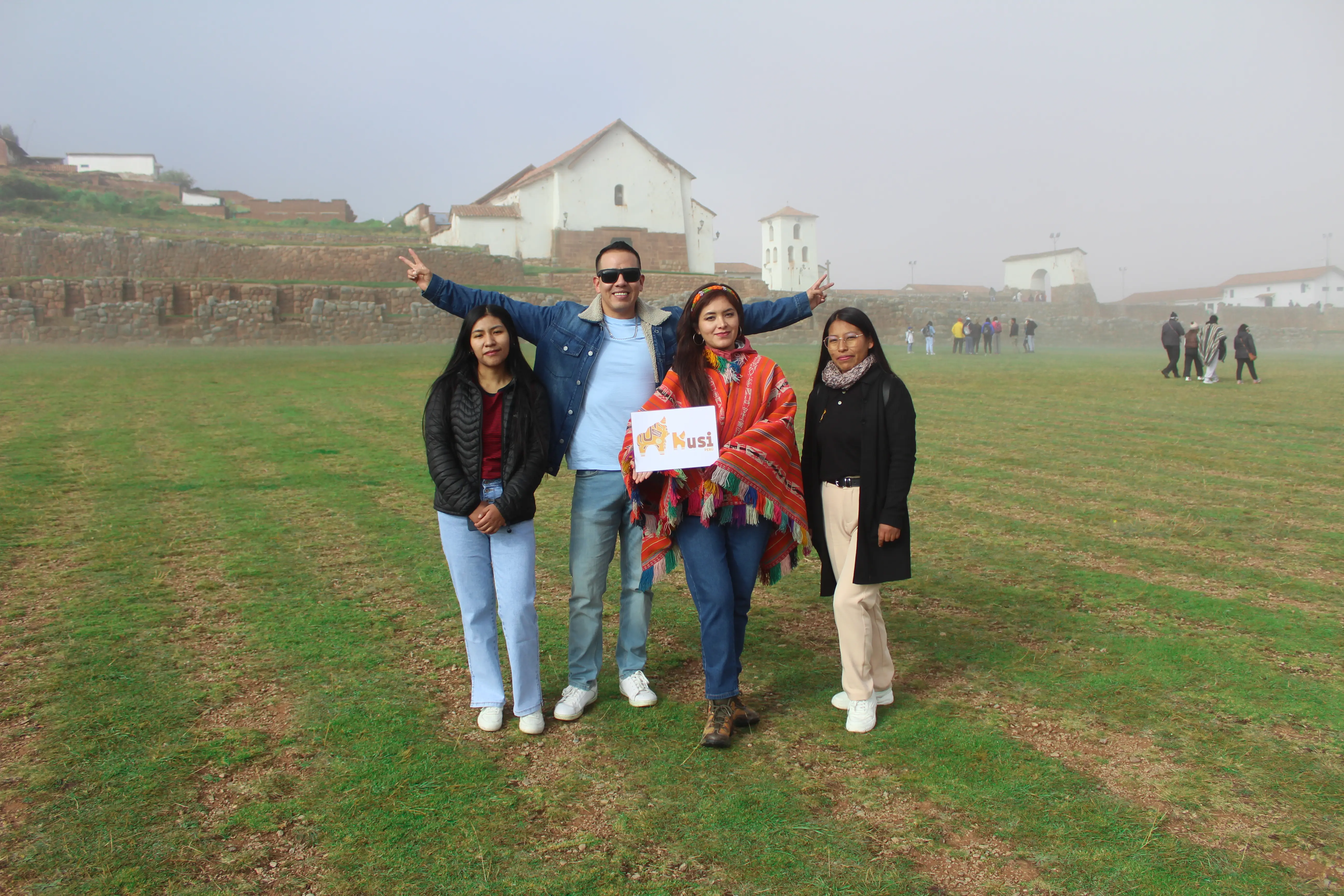 Turistas en la explanada de Chinchero